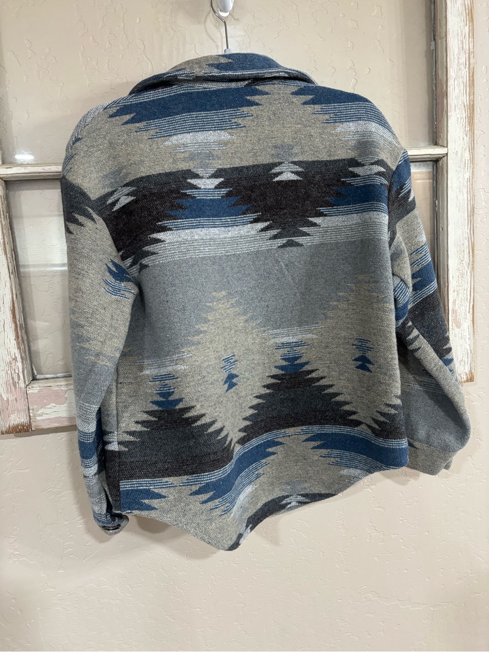 Women’s Aztec-Pattern western Button-Front Shacket — Gray & Blue - Picture 2 of 3